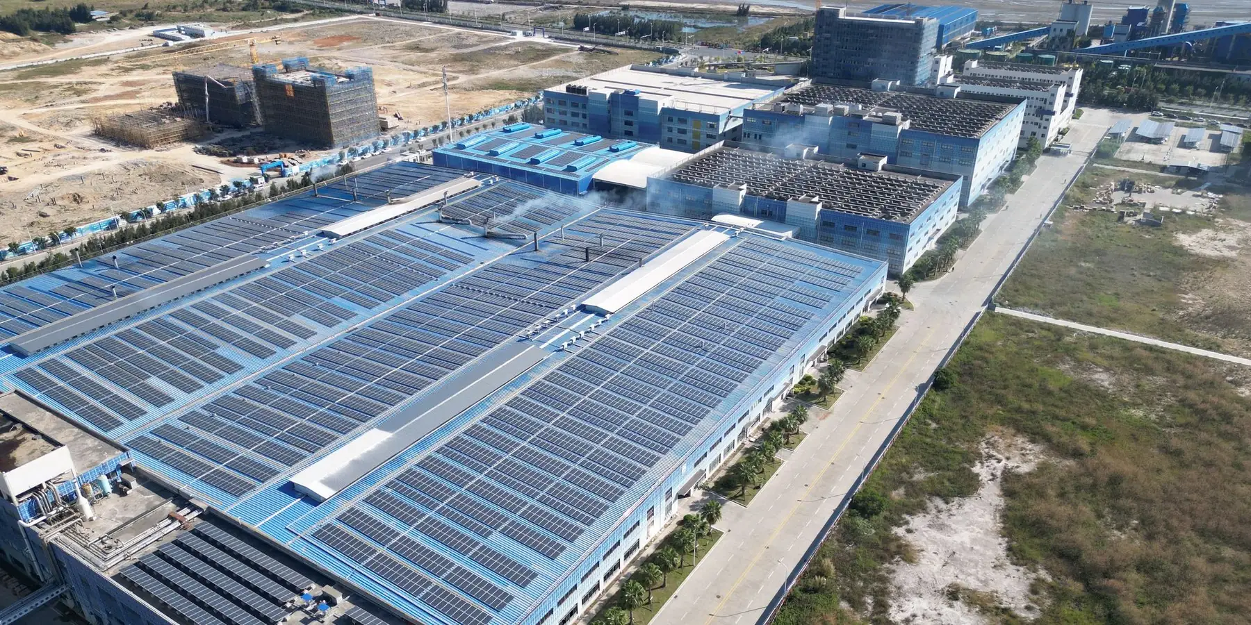 Planta industrial con paneles solares en toda la cubierta