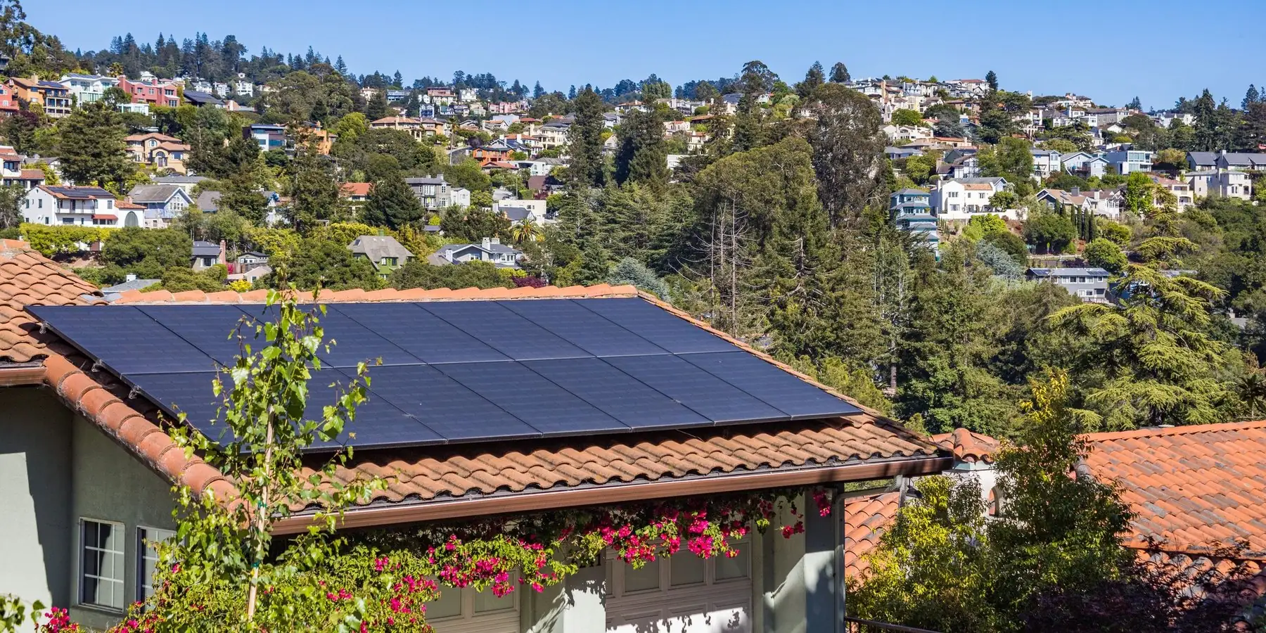 Casa con paneles solares en el techo de tejas
