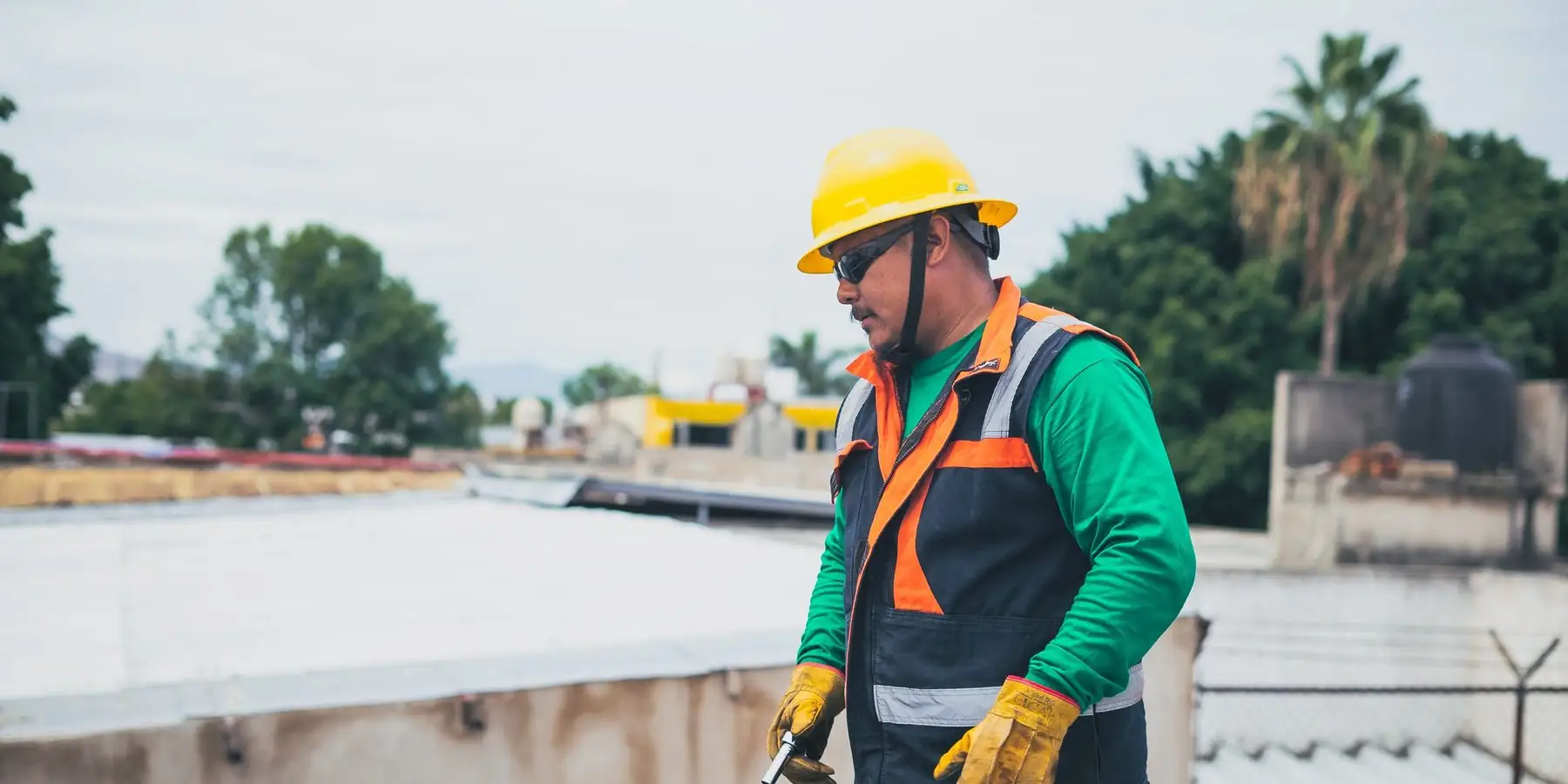 Técnico con casco revisando paneles solares en una terraza