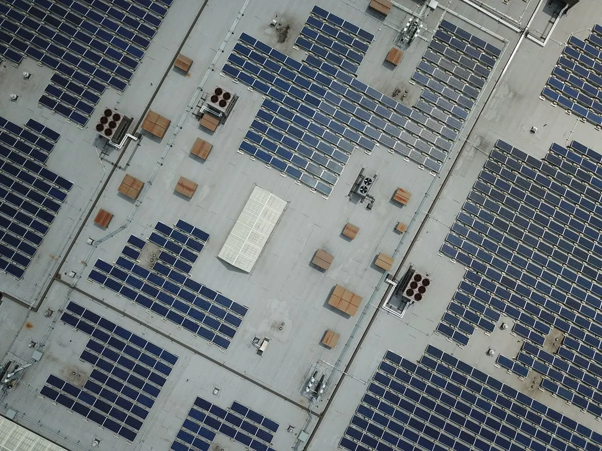 Vista aérea de la cubierta de una planta con paneles solares